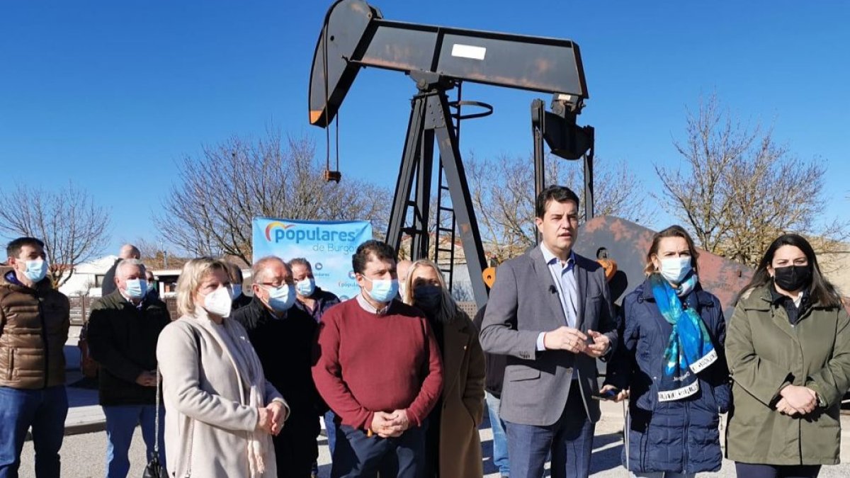 El candidato número 1 a las Cortes de Castilla y León por Burgos, Ángel Ibáñez, y miembros de la candidatura popular de Burgos, ha visitado las localidades de Sargentes de la Lora y Covanera. ECB