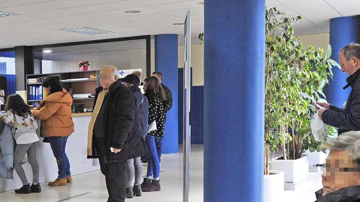Varios pacientes aguardan su turno en un centro de salud de Burgos capital.-ISRAEL L. MURILLO