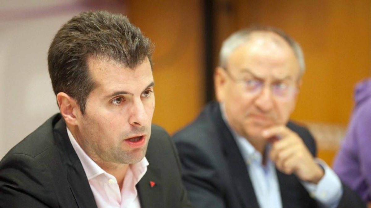 El secretario general del PSOE de Castilla y León, Luis Tudanca, se reúne con representantes de la comunidad educativa-Ical