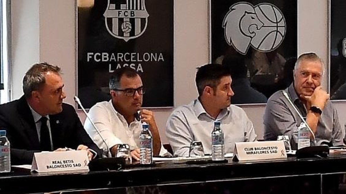 Eduardo Ortiz y Albano Martínez, primero y segundo por la derecha, ayer, en la Asamblea de la ACB.-ACB PHOTO