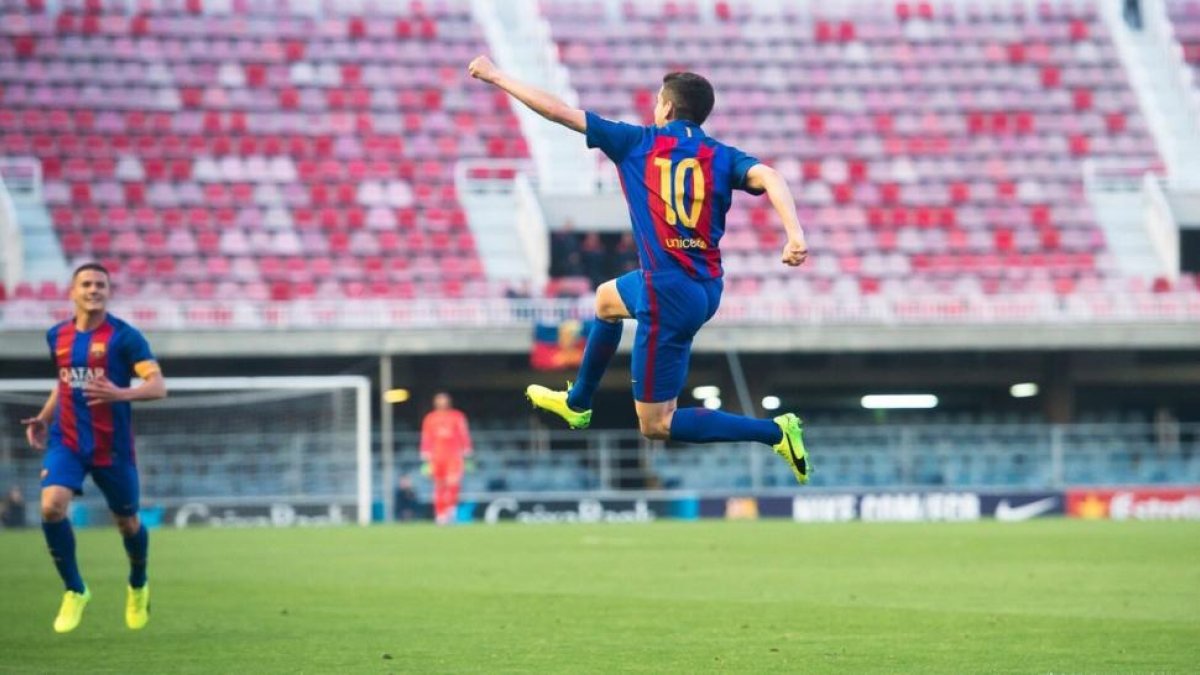 Jesús Alfaro celebra uno de sus goles con el Barça B al Eldense.-FC BARCELONA