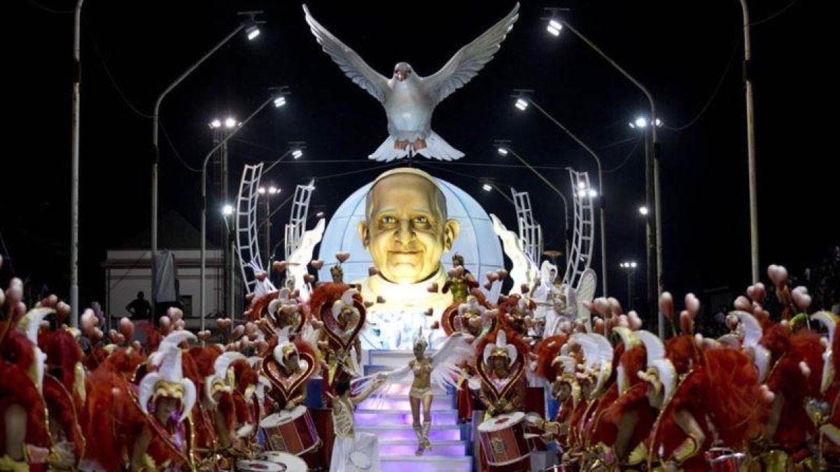 La escuela de samba Ara Yevi actúa en una carroza dedicada al papa Francisco durante el carnaval en Gualeguaychú, el 11 de enero del 2015.-AP / NATACHA PISARENKO