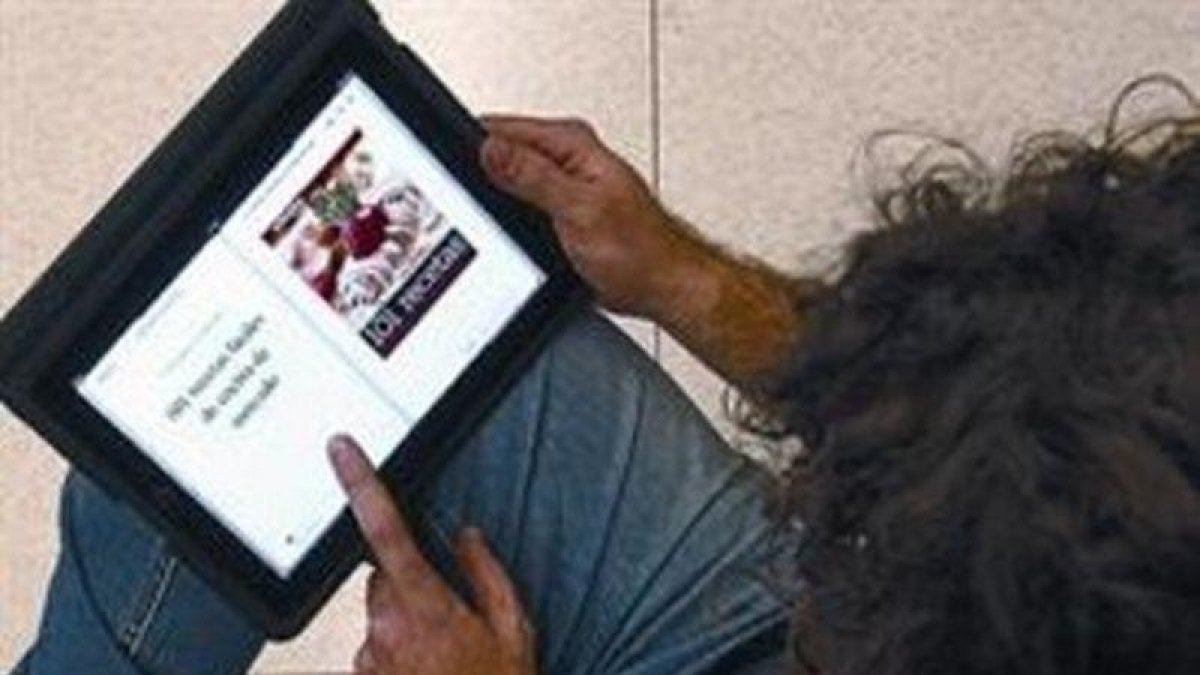 Un lector consulta el libro electrónico 101 recetas fáciles... en un iPad.-ELISENDA PONS