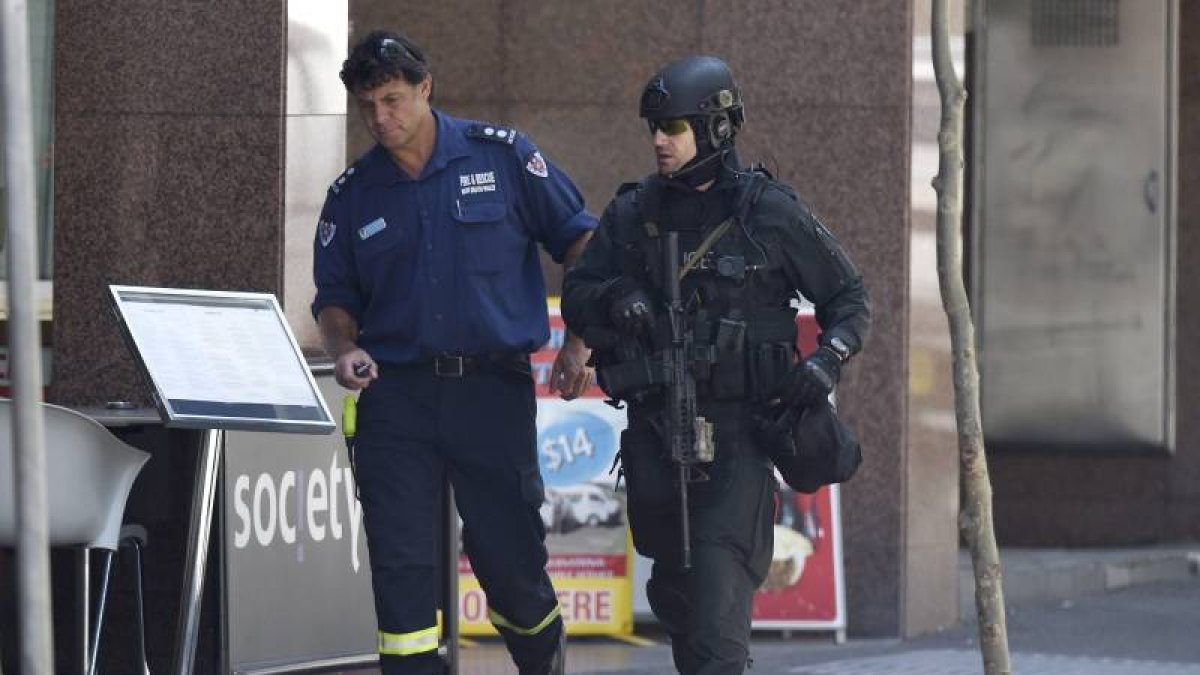 La policía vigila las inmediaciones de la cafetería de Sídney.-Foto: EFE