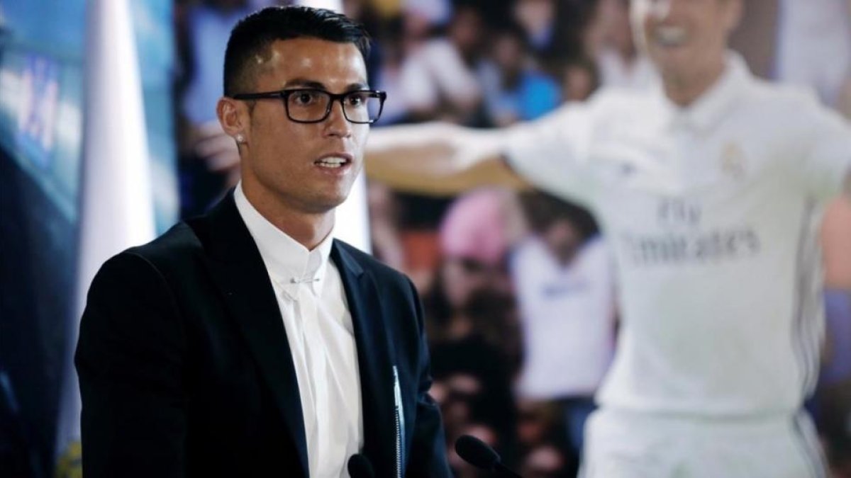 Cristiano Ronaldo ha firmado una renovación que le cubrirá de oro.-EFE / SERGIO BARRENECHEA
