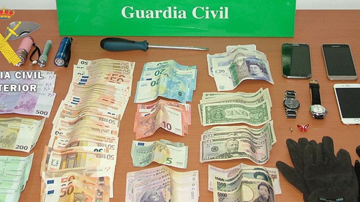 Material incautado a los detenidos.-ECB