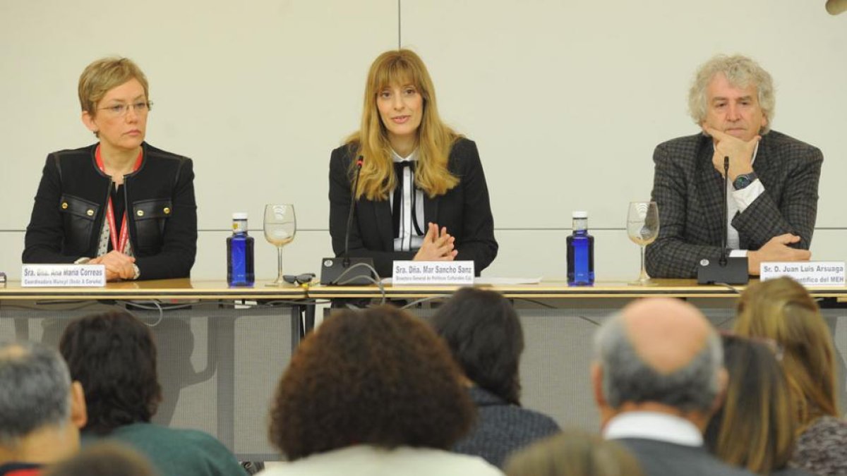 La directora de Políticas Culturales, Mar Sancho, en el centro, inauguró el evento.-ISRAEL L. MURILLO