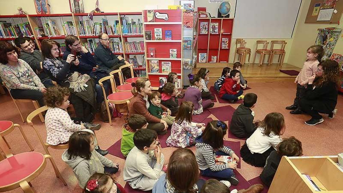 El universo de Gloria Fuertes envolvió ayer la sala infantil de la Biblioteca María Teresa León.-Raúl Ochoa
