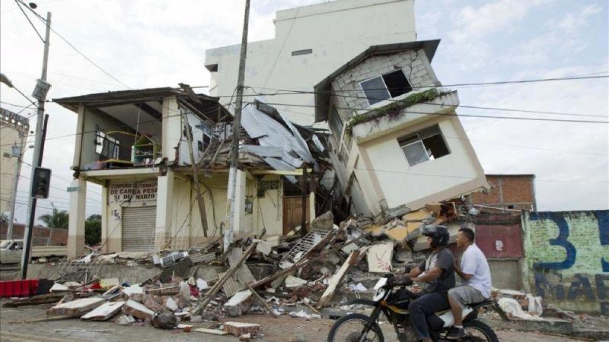 Edificios dañados por el terremoto que ha azotado a Ecuador en Los Pedernales.-AP / GUILLERMO GRANJA