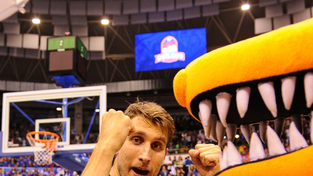 Javi Vega festeja un triunfo en el Coliseum. ACB PHOTO