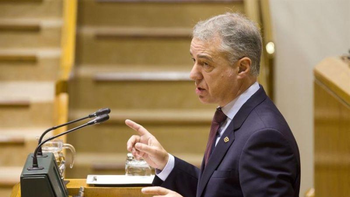 El lehendakari, Iñigo Urkullu, interviene, durante el pleno de control que celebra este viernes el Parlamento Vasco.-EFE / DAVID AGUILAR