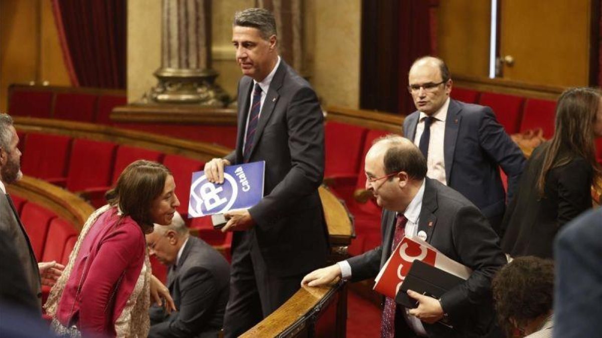 Xavier García Albiol, en el centro, este martes en el Parlament.-JULIO CARBÓ