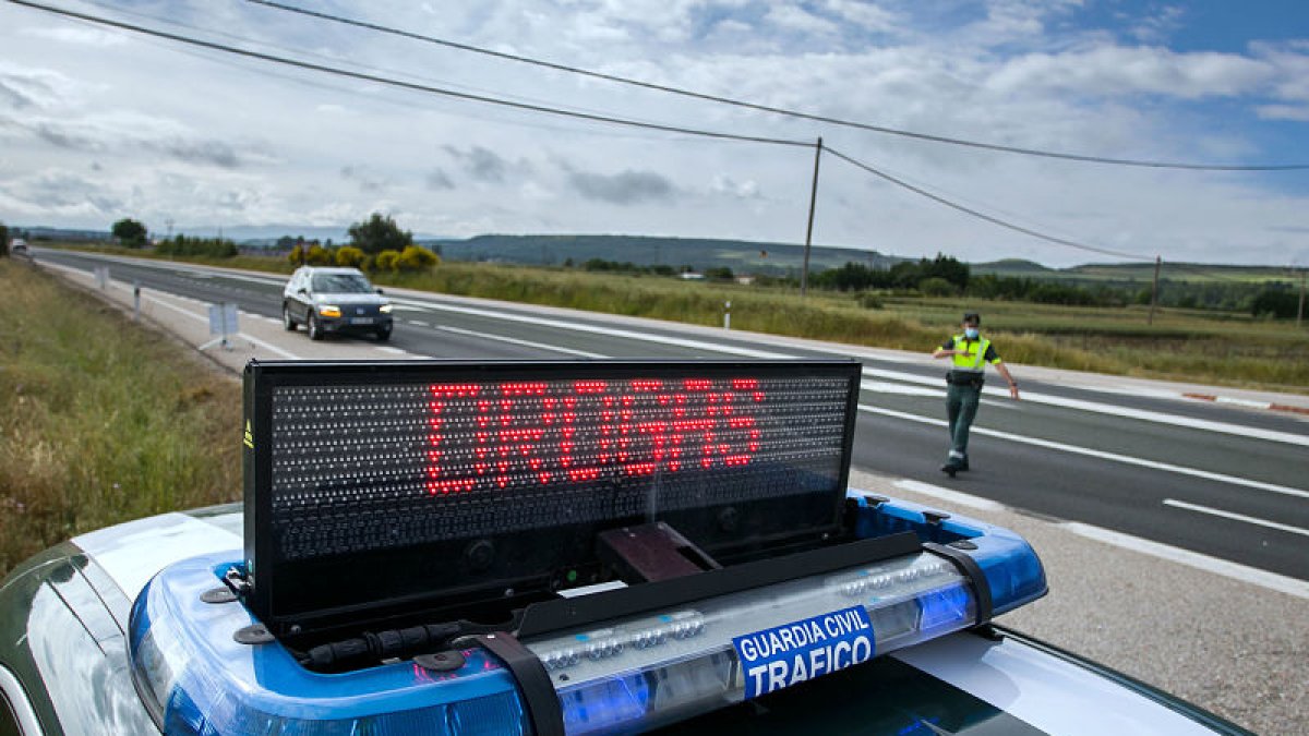 Un control de alcohol y drogas en Burgos de la Guardia Civil de Tráfico. TOMÁS ALONSO