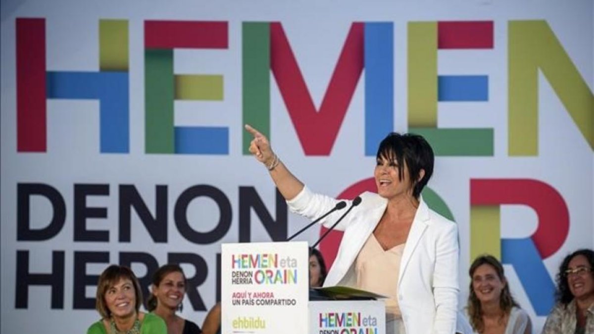 Maddalen Iriarte, candidata de EH Bildu a las elecciones vascas, en un mitin en Durango.-EFE / JAVIER ZORRILLA