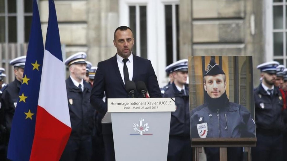Etienne Cardiles en el homenaje a su compañero sentimental, el policía Xavier Jugelé.-AP / FRANÇOIS MORI