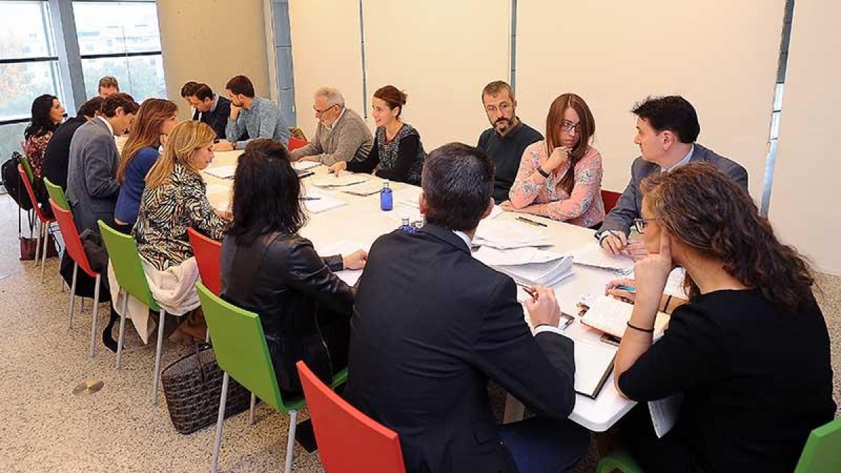 Imagen de archivo de una de las reuniones del consejo de administración de la Sociedad Promueve.-ISRAEL L. MURILLO