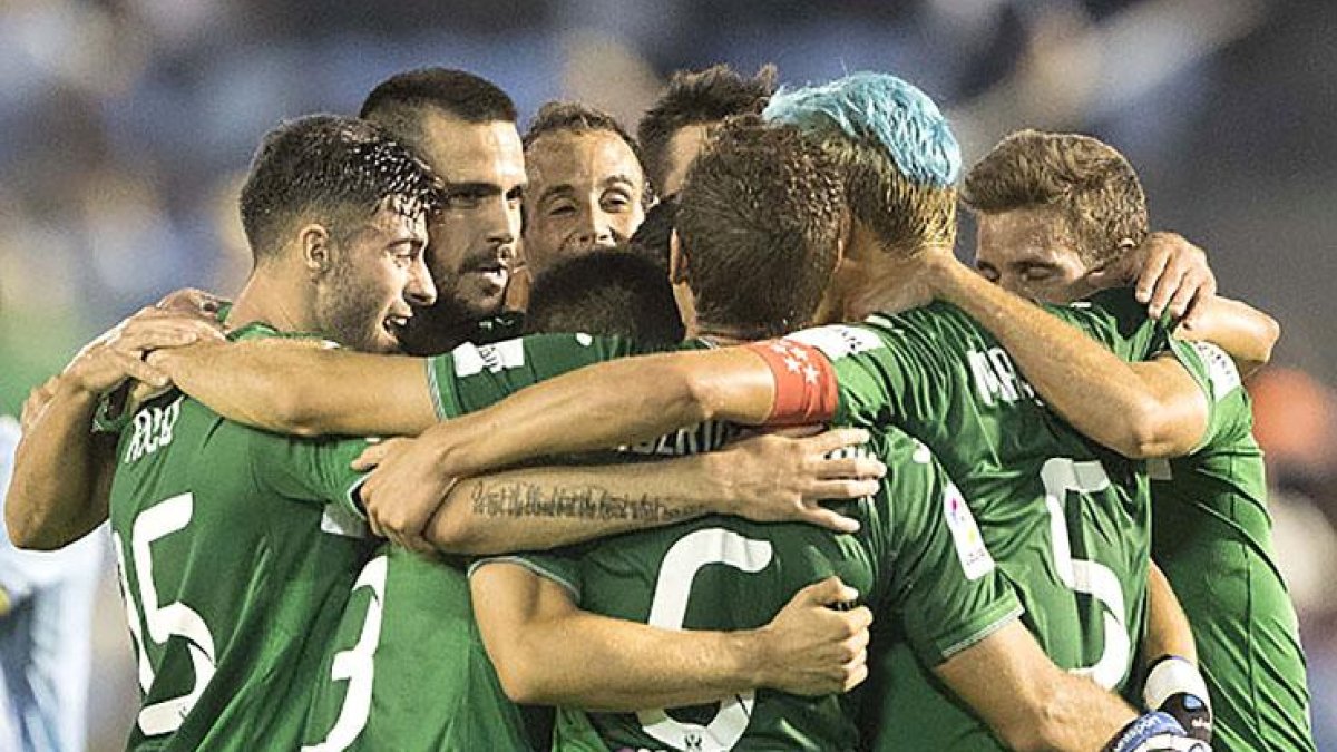 Diego Rico (primero por la izquierda) celebra el tanto de la victoria con sus compañeros.-LALIGA