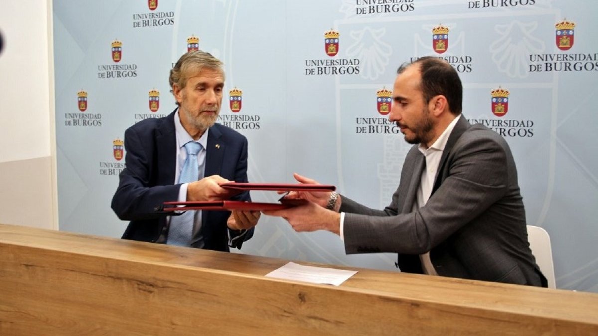 El rector de la UBU, Manuel Pérez Mateos, con el director regional de Capital Energy, Víctor Fernández González. UBU