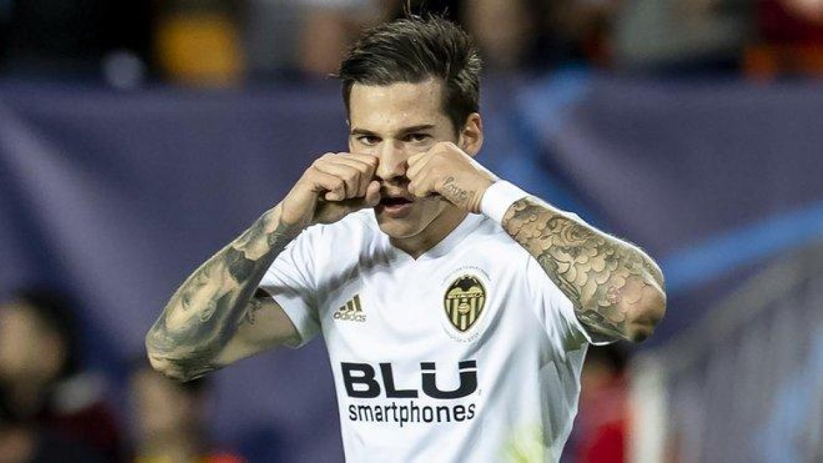 Santi Mina celebra un gol con el Valencia unos meses después de que se produjera la denuncia y su detención.-MIGUEL LORENZO