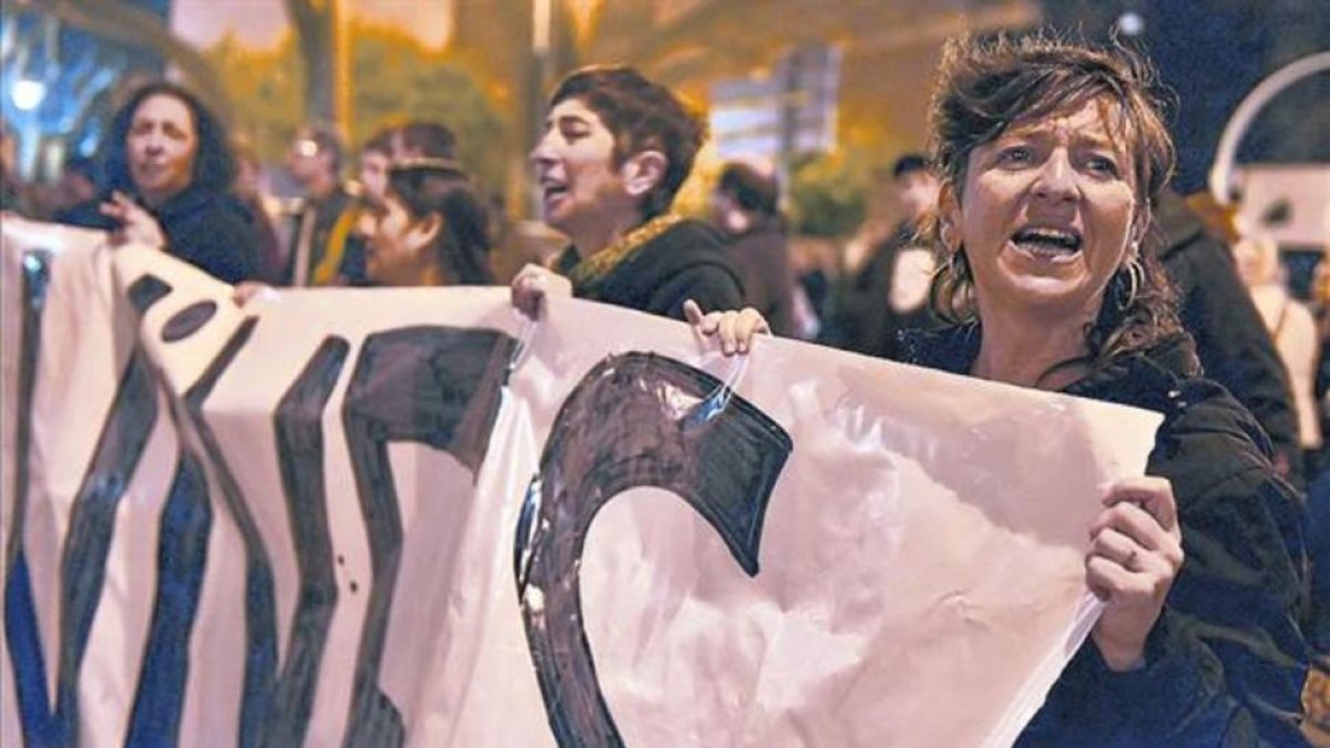 Protesta contra la violencia machista, el sábado, en la plaza Major de Nou Barris.-ADRIANA DOMIÍNGUEZ