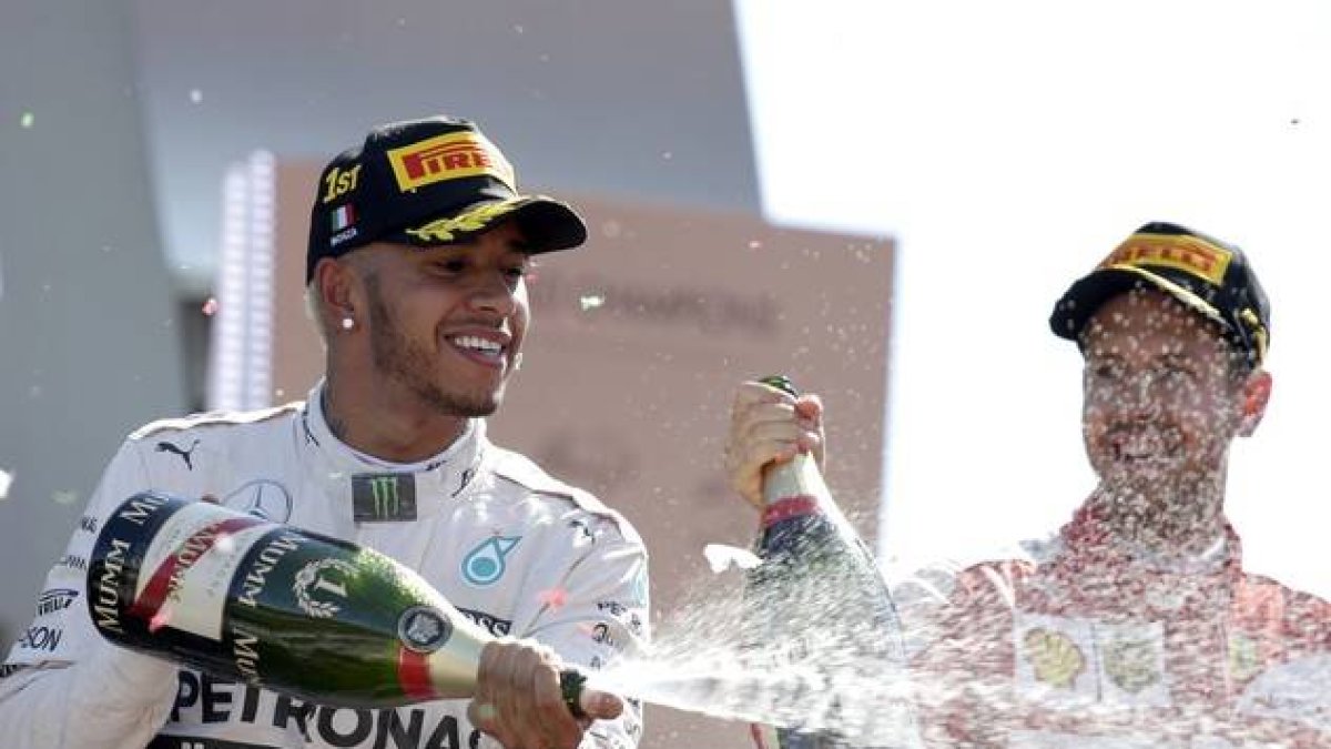 Lewis Hamilton celebra su victoria en el GP de Italia celebrado este domingo en Monza.-REUTERS