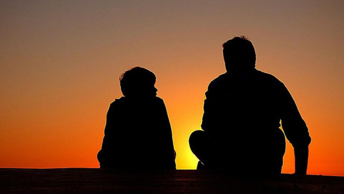 DÍA DEL PADRE: Un hombre y su hijo, ante el atardecer.-/ PERIÓDICO