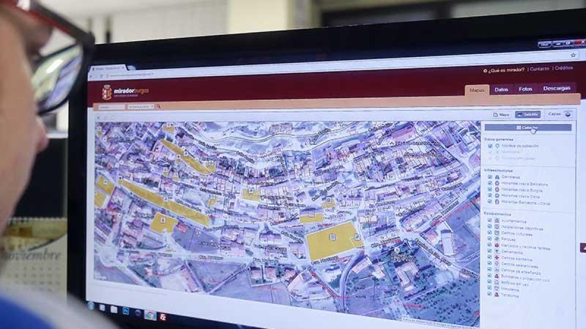 Un internauta visita la web de Mirador Burgos impulsada por la Diputación.-RAÚL G. OCHOA