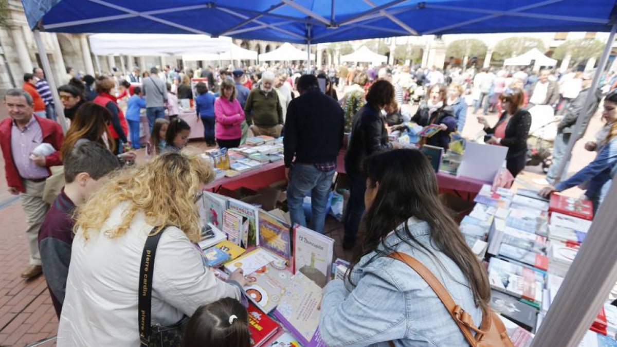 Pasar el Día del Libro en la Plaza Mayor ya es una costumbre para los burgaleses.-Raúl Ochoa