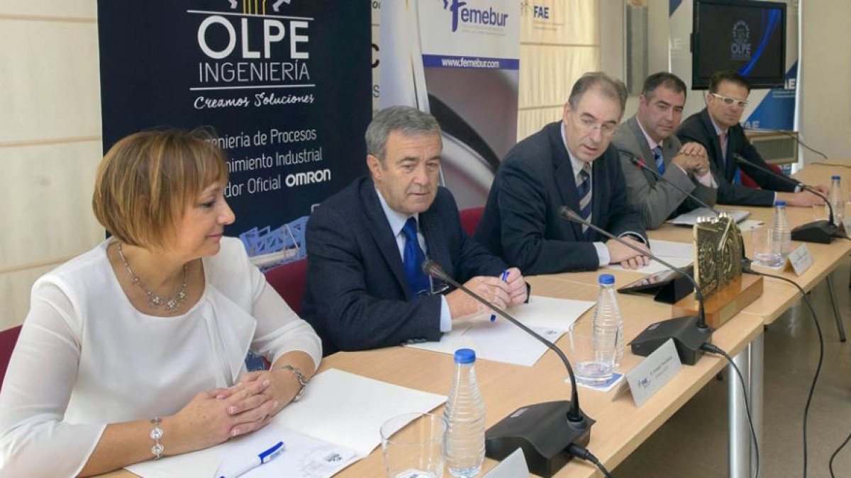 Mercedes Olalla y Fernando Peña, junto Miguel Ángel Benavente y los vicepresidentes de Femebur.-ISRAEL L. MURILLO