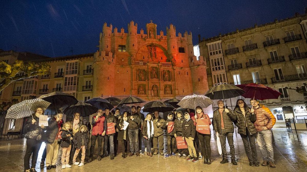 El grupo de los organizadores posó frente al Arco pese a la lluvia de anoche.-ISRAEL L. MURILLO