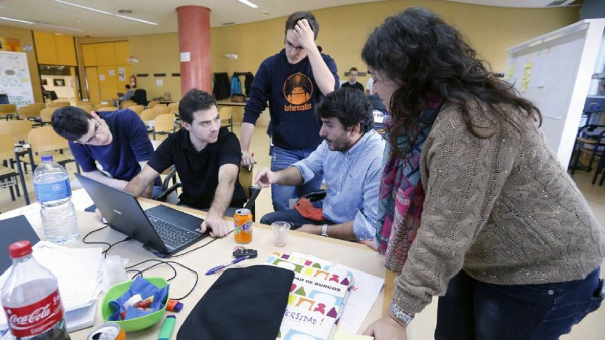 La sala polivalente de la Biblioteca Central de la UBU es la sede de la cuarta edición del Startup Weekend.-RAÚL G. OCHOA
