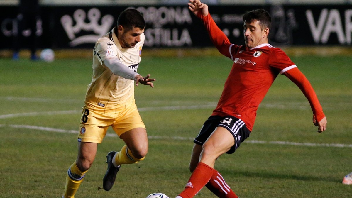 El jugador del Burgos CF Saúl Berjón presiona a un rival en el partido de Copa contra el Espanyol del pasado curso. SANTI OTERO