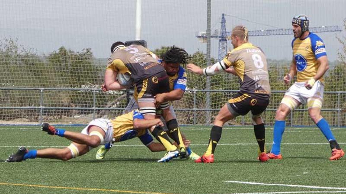 La defensa del CRC Pozuelo frena el avance de Johan Wagenaar, ayer.-DEME MAESO