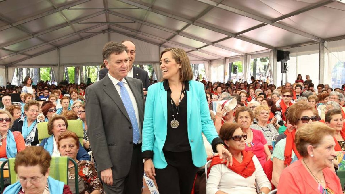 La consejera de Familia e Igualdad de Oportunidades, Milagros Marcos, asiste al Encuentro Provincial de Aulas Sociales y Aulas de Manualidades junto al presidente de la Diputación, Francisco Vázquez-Ical
