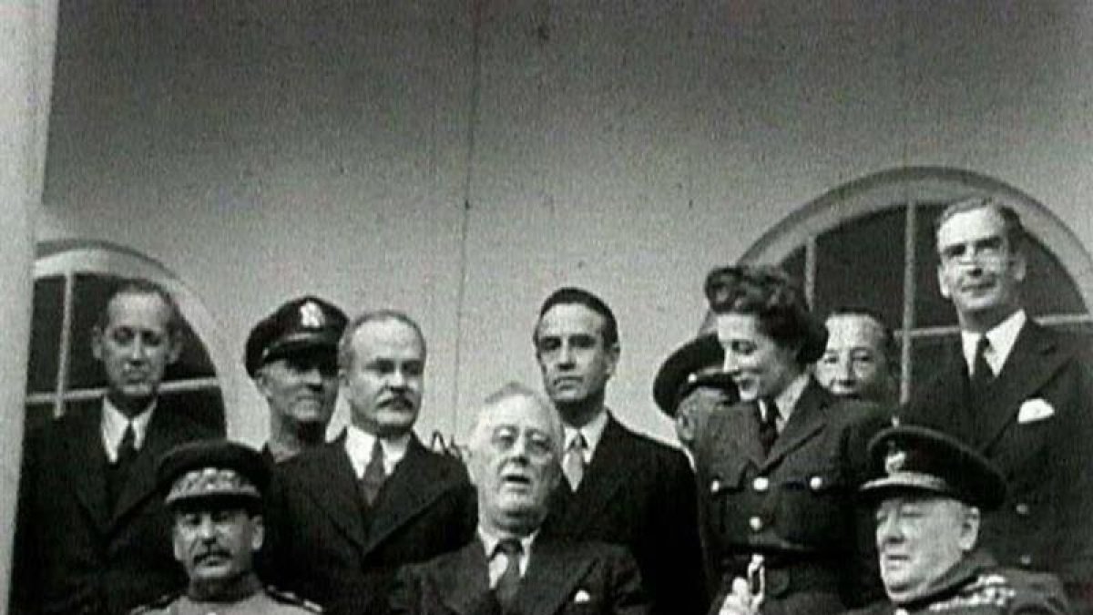 Franklin Delano Roosevelt (centro) junto a Stalin (izquierda) y Churchill (derecha), en la Conferencia de Teherán, en Irán, el 1943.-EL PERIÓDICO