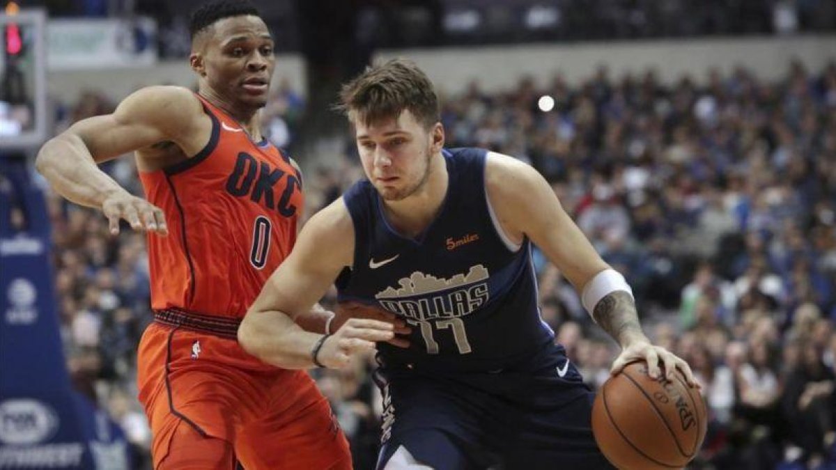 Luka Doncic penetra a canasta frente a Russell Westbrook en el Mavericks-Thunder que cerraba el 2018.-EL PERIÓDICO