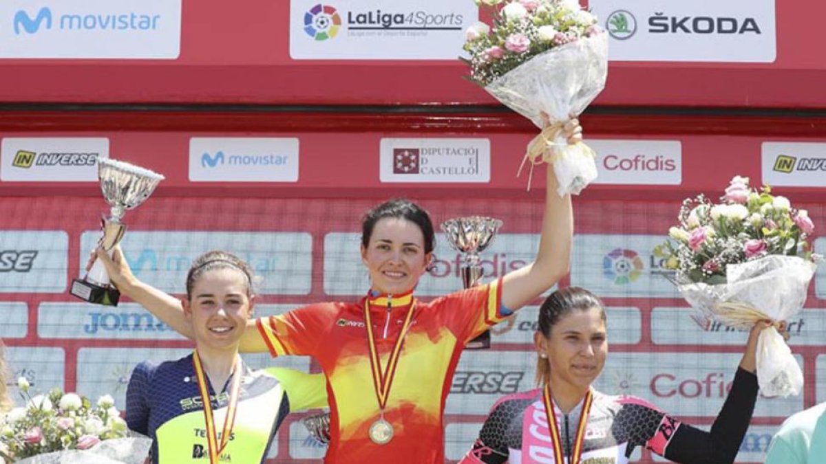 Sara Martín (izquierda) posa con la medalla de plata conseguida ayer en el Nacional-RFEC
