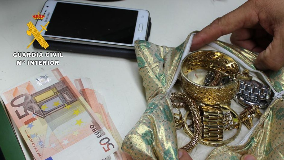 Joyas y dinero recuperado.-ECB
