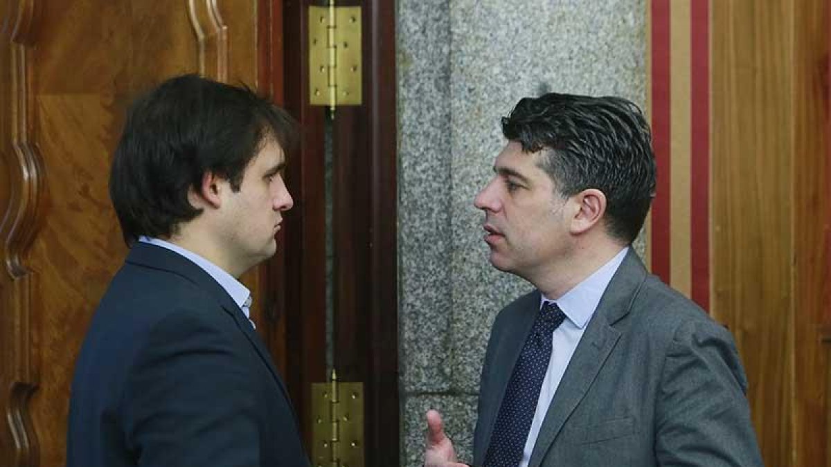 Berzosa (PP) y Marañón (C’s) charlan durante un pleno.-R. OCHOA