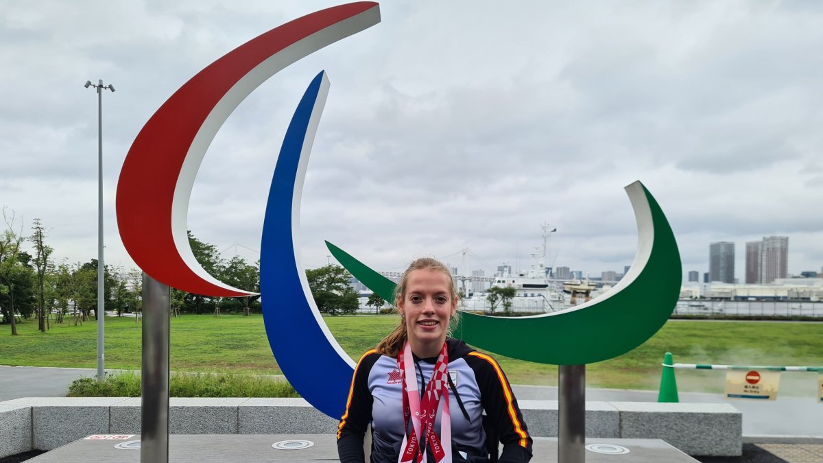 Marta Fernández posa con sus tres medallas en la villa olímpica. @PARALIMPICOS