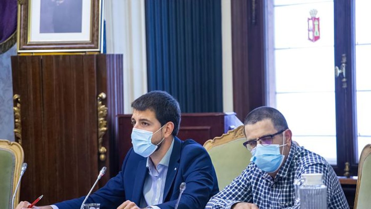 Lezcano (dcha) junto al portavoz socialista David Jurado en el último pleno de la Diputación. SANTI OTERO