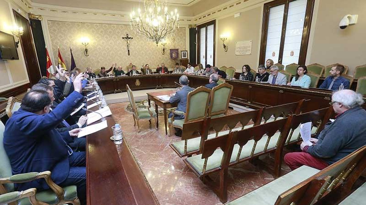 Los diputados provinciales en el Pleno de ayer durante una votación.-RAÚL G. OCHOA