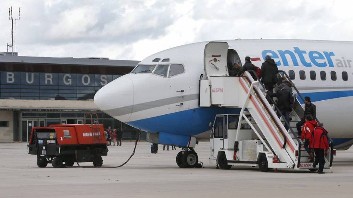 Imagen de un grupo de pasajeros ascendiendo al avión para volar desde el aeropuerto de Burgos.-RAÚL G. OCHOA