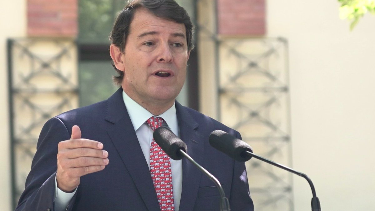 <p> El presidente de la Junta de Castilla y León, Alfonso Fernández Mañueco, en rueda de prensa.- ICAL </p>