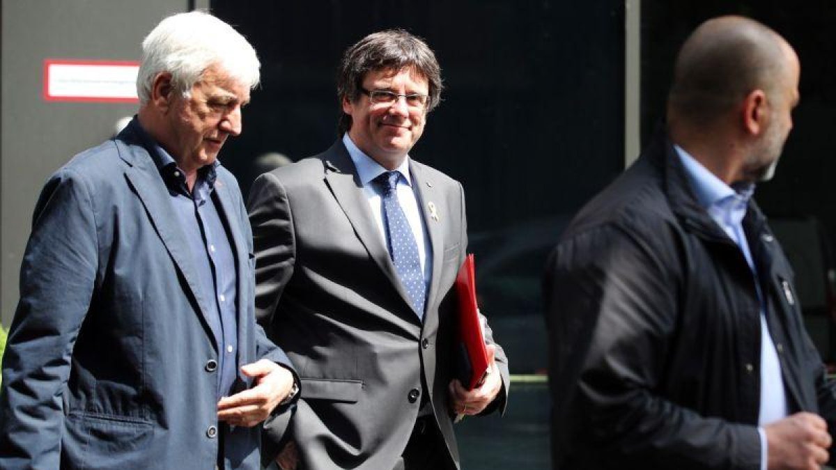 El empresario Josep Maria Matamala, junto a Puigdemont, el pasado 17 de mayo en Berlín.-FELIPE TRUEBA (EPA)
