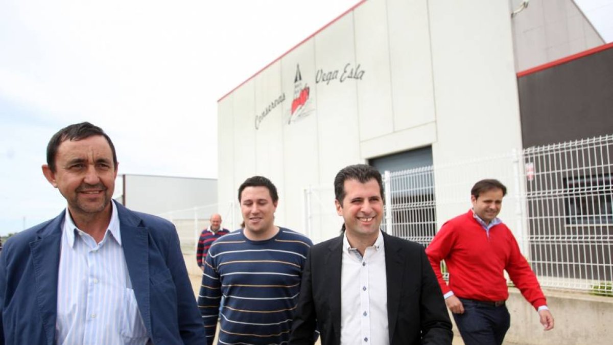 El candidato a la Alcaldía de Fresno de la Vega, Antonio Lozano; el responsable de la empresa y el candidato del Psoe a la Presidencia de la Junta, Luis Tudanca, y el cabeza de lista a las Cortes por León, Tino Rodríguez, en el exterior de la fábrica de C-Ical