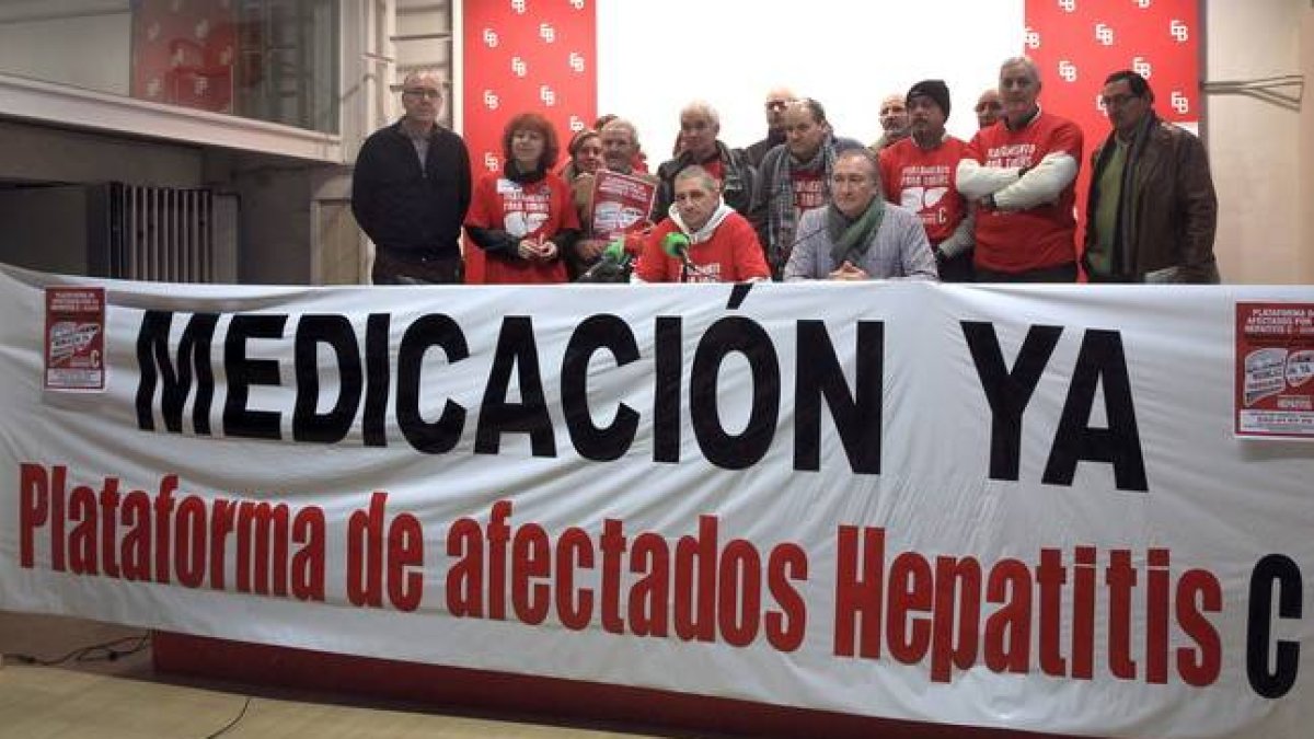 El presidente de la Plataforma de Afectados de Hepatitis C, Mario Cortés (sentado izq) en la sede Ezkerra Berdeak en Bilbao.-LUIS TEJIDO / EFE