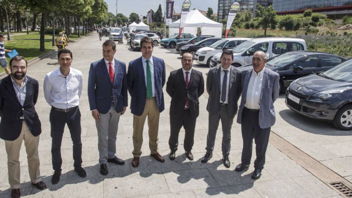 Los representantes de los concesionarios que integran Aconauto junto a Ángel Ibáñez en la inauguración de la VI Feria del Automóvil.-SANTI OTERO