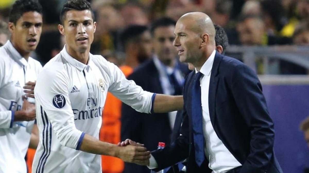 Cristiano Ronaldo saluda a Zidane tras el primer gol del Madrid.-AP / MICHAEL PROBST