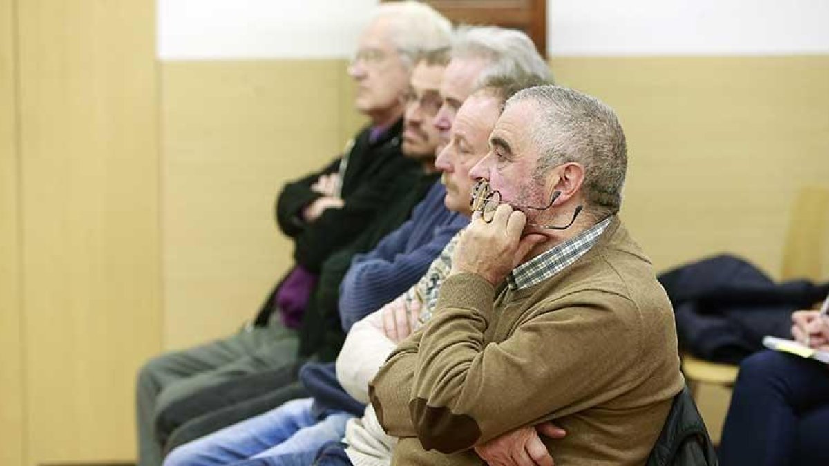 (De izq. a dch.) los acusados José Carlos Peña, Luis Román, Roberto Ortiz, Jean Paul Sánchez y el arquitecto municipal, Restituto Ortiz, ayer en el juicio.-R.O.